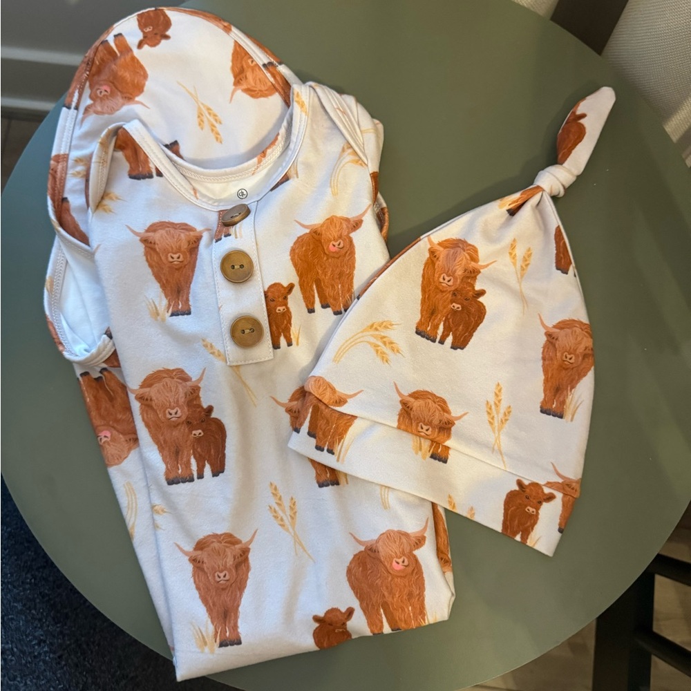 NWOT Caden Lane Highland Cows Knot Gown and Hat Set — Newborn